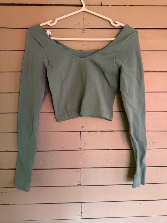 Aeropostale Tops - Aeropostale Women's Sage Green Long-Sleeve Cropped V-Neck Top